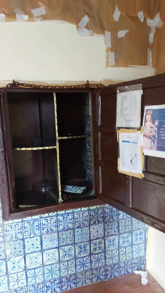 Okienko do kupienia słodyczy od zakonnic w Sewilli